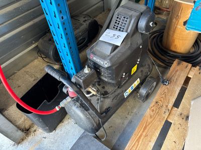 une machine posée sur une palette dans un garage