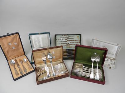 quatre pièces d'argenterie dans un coffret posé sur une table