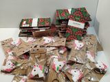 de nombreux sacs de décorations de Noël sur la table