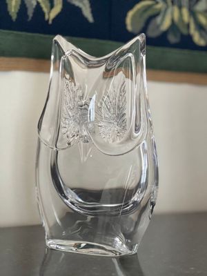 un vase en verre transparent posé sur une table