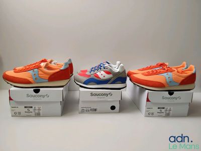 trois paires de chaussures sont posées sur une boîte