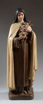 statue représentant une femme tenant un oiseau et un autre oiseau dans ses mains