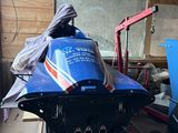 une photo d'un bateau en cours de réparation dans un garage