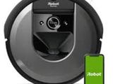 un gros plan d'un robot avec un téléphone portable à côté