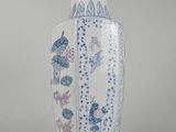 un vase bleu et blanc orné de fleurs et de papillons