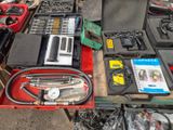 une table sur laquelle sont posés tout un tas d'outils