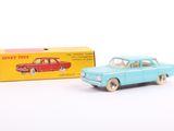 une petite voiture et une boîte de jouets sur la table