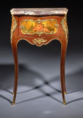 une image d'une petite table avec un plateau en marbre