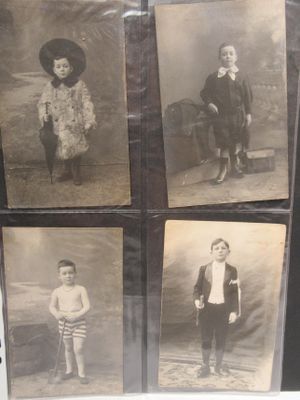 plusieurs vieilles photos en noir et blanc représentant un garçon et une fille