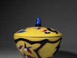 un gros plan d'un bol jaune avec un couvercle bleu