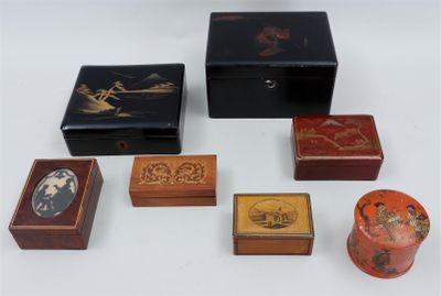de nombreux types de boîtes en bois sur la table