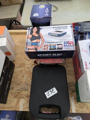 de nombreuses boîtes contenant du matériel électronique posées sur une table