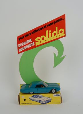 une voiture jouet posée sur une boîte