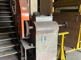 une machine qui se trouve à côté d'un escalier