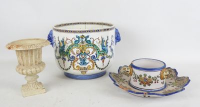 une tasse et une soucoupe posées à côté d'un vase sur une table