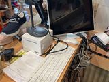 un bureau équipé d'un ordinateur, d'un clavier, d'une souris et d'un rouleau de papier toilette