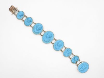un bracelet orné d'une pierre bleue et d'un fermoir en argent