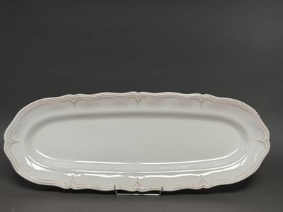 un plat blanc orné d'un motif décoratif sur le bord