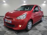 la voiture rouge est garée dans le garage sur le sol en damier