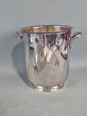 une casserole en argent avec une poignée, posée sur une table