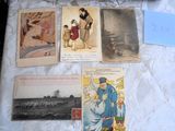 de nombreuses cartes postales anciennes posées sur une table, sur lesquelles figurent un homme et une femme