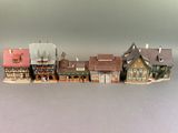tout un tas de bâtiments miniatures posés sur une table
