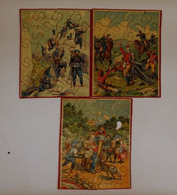 trois photos d'un tableau représentant une bataille sur un mur blanc