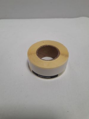 un rouleau de ruban adhésif posé sur une surface blanche