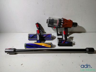 deux types différents d'aspirateurs posés sur une table