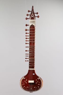 un gros plan d'un instrument de musique suspendu à une corde