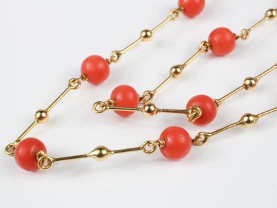 Collier en or, composé de bâtonnets intercalés de perles de …
