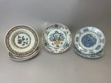 trois assiettes chinoises ornées de motifs floraux et bordées d'or