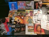 beaucoup de films posés ensemble sur la table