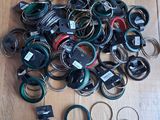 un tas de bracelets de toutes sortes posés sur un plancher en bois