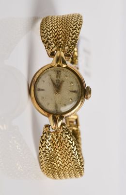 une image d'un gros plan d'une montre-bracelet sur une surface blanche