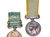 deux médailles accompagnées d'un ruban et une médaille sur fond blanc