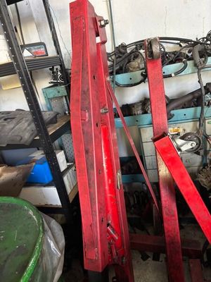 un tas d'outils posés les uns à côté des autres dans un garage