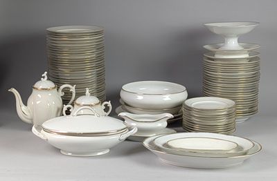 beaucoup d'assiettes et de bols sur la table