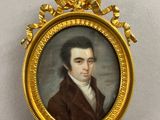 portrait d'un homme vêtu d'un manteau marron, dans un cadre doré