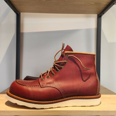 Les bottes « Red Wing » sont exposées dans un magasin de chaussures.