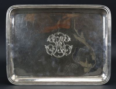 un plat en argent ancien orné d'une initiale en monogramme
