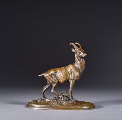 sculpture en bronze représentant un bélier debout sur un rocher, posée sur un socle gris
