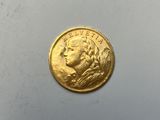 gros plan d'une pièce d'or sur une surface blanche