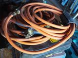 un tas de tuyaux posés sur une boîte