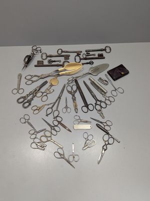 Plusieurs paires de ciseaux sont disposées en cercle sur une table