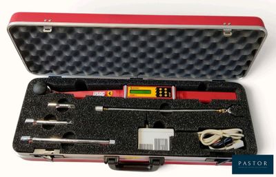 une mallette contenant des outils, posée sur une surface blanche
