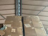 Les cartons sont empilés sur des palettes dans un entrepôt