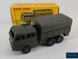 un camion miniature posé devant une boîte