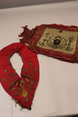 deux morceaux de tissu posés sur une table