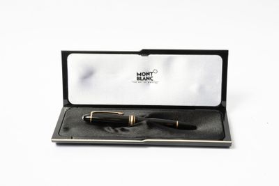 stylo plume noir et doré dans un coffret noir sur fond blanc